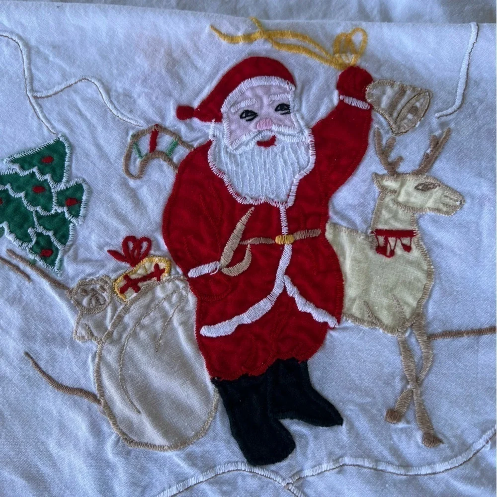 VTG Santa Reindeer Embroidered Tablecloth Scallop Edge Kitschy Retro Christmas